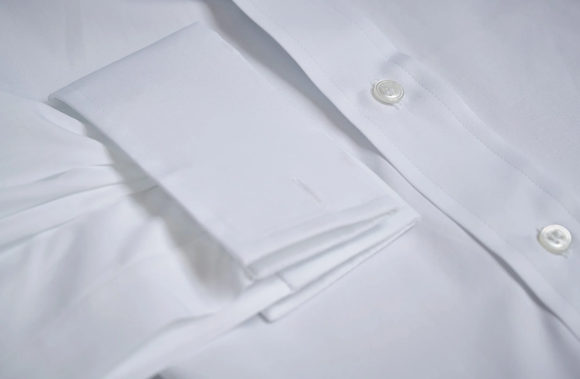 Classic Fit Plain Poplin Double Cuff Bank Collar Shirt in White - Image 4