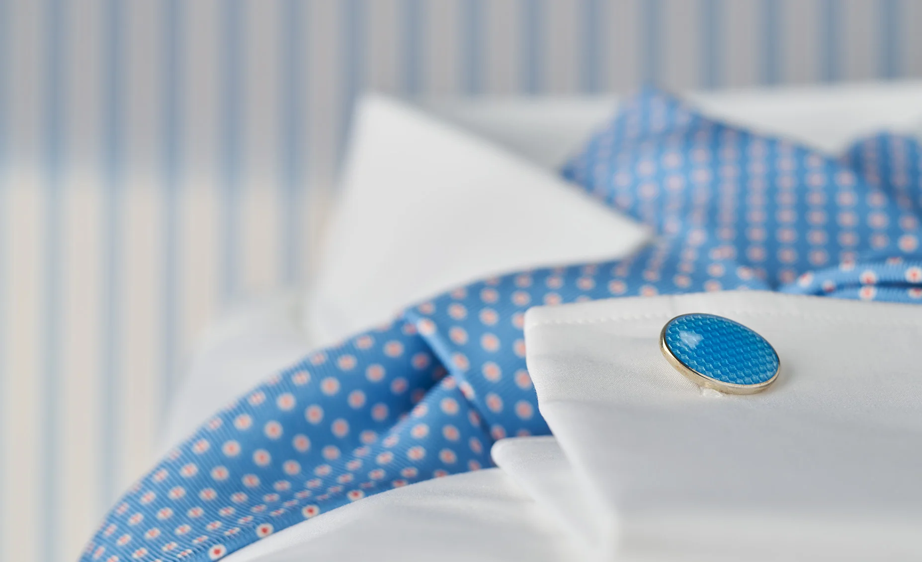 Classic Fit Swiss Poplin Double Cuff Shirt in White - Image 5