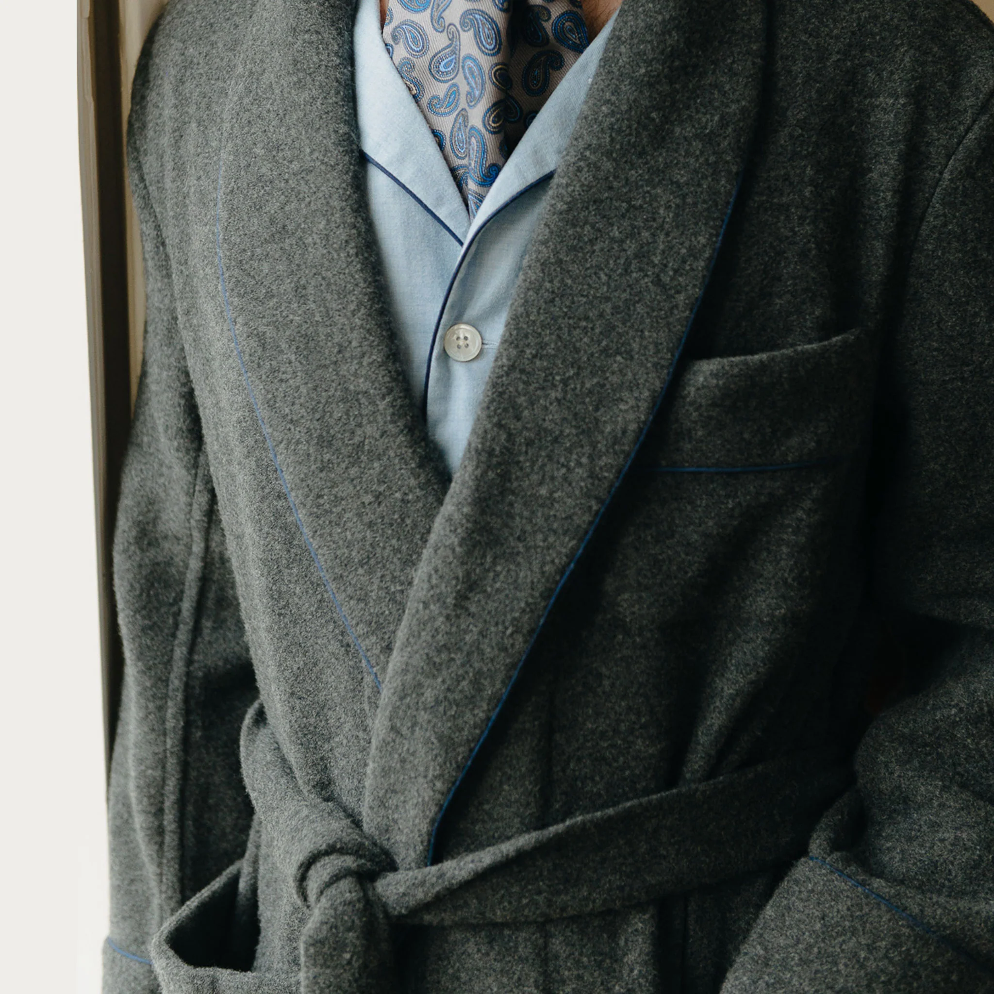Cashmere and Wool Fleece Dressing Gown in Charcoal and Navy - Image 5