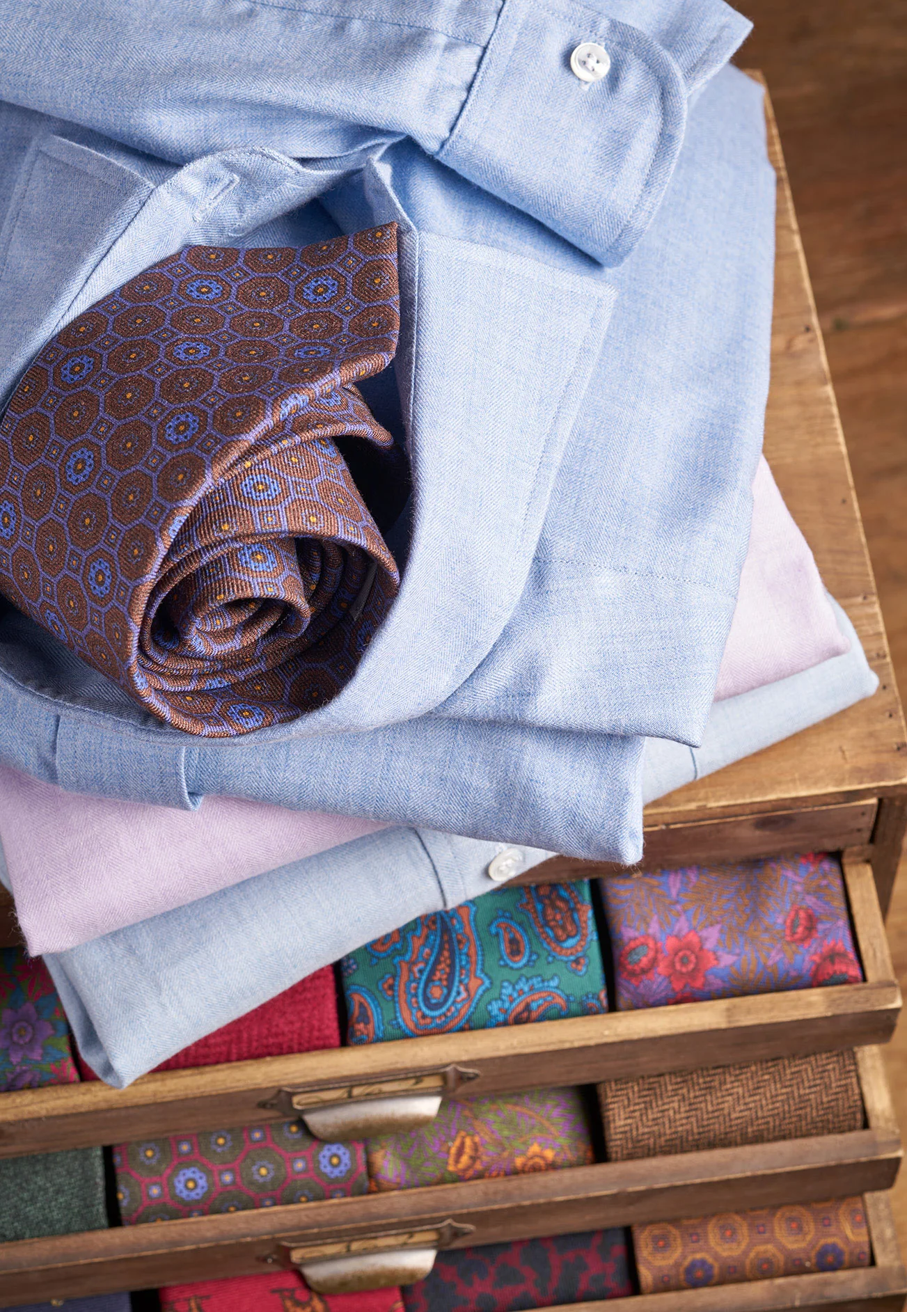 Tailored Fit Small Herringbone Cotton and Cashmere Button Cuff Shirt in Lilac - Image 5